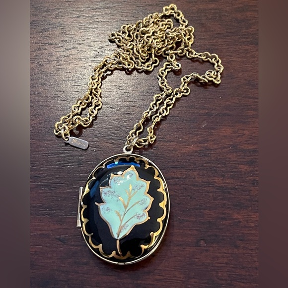 Black enamel gold tone locket and Monet gold tone chain - Picture 4 of 8